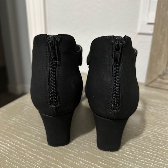 St. Johns Bay black wedge sandals - Picture 2 of 4